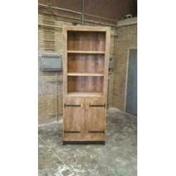 Steigerhout boekenkast met stalen onderstel