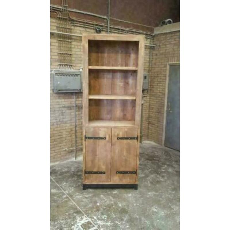 Steigerhout boekenkast met stalen onderstel