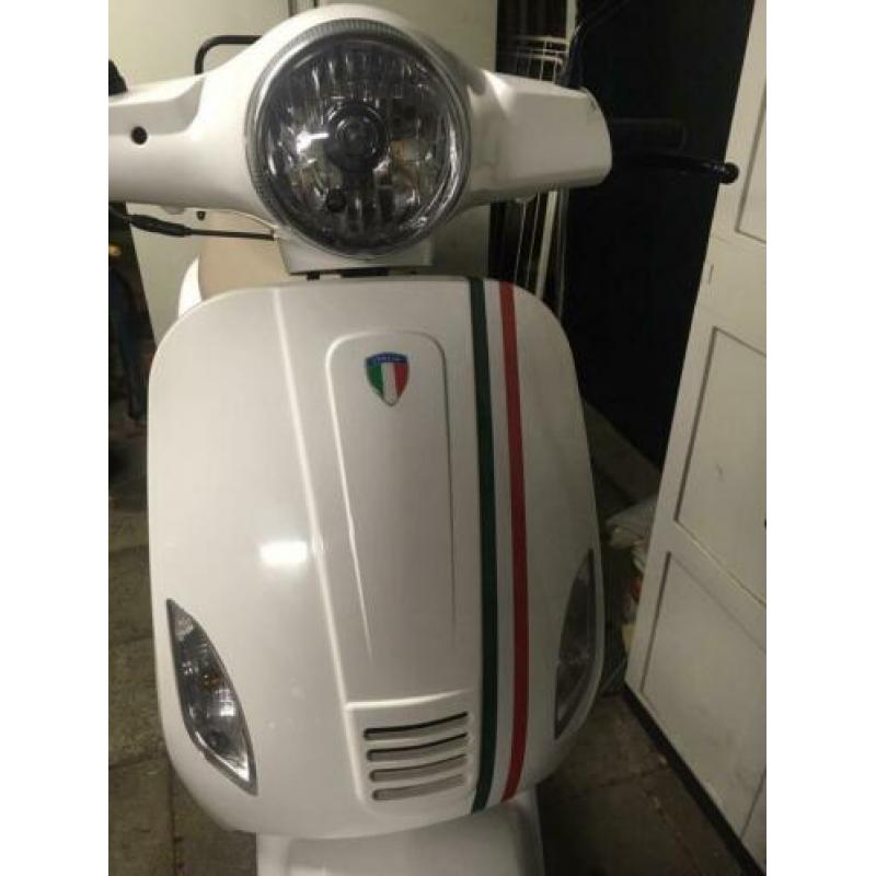 Iva snorscooter scooter 2015 Vespa look 1e eigenaar!