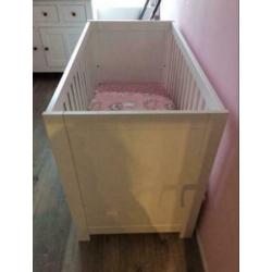 Baby bedje, kledingkast en commode