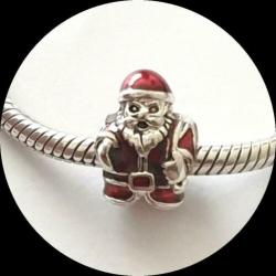 Kerstman, rood emaille, past ook aan een Pandora armband