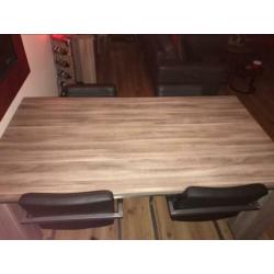 Zeer duurzame, robuuste eettafel