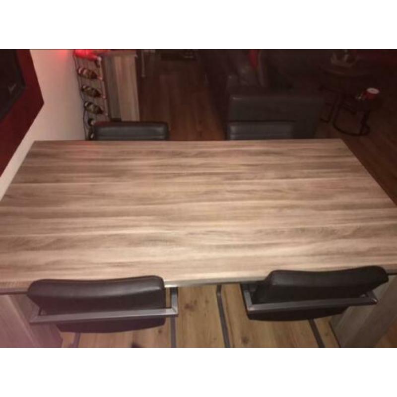 Zeer duurzame, robuuste eettafel
