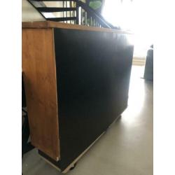 TV-Lift in unieke TV-kast op wieltjes (eikenhout met zwart)