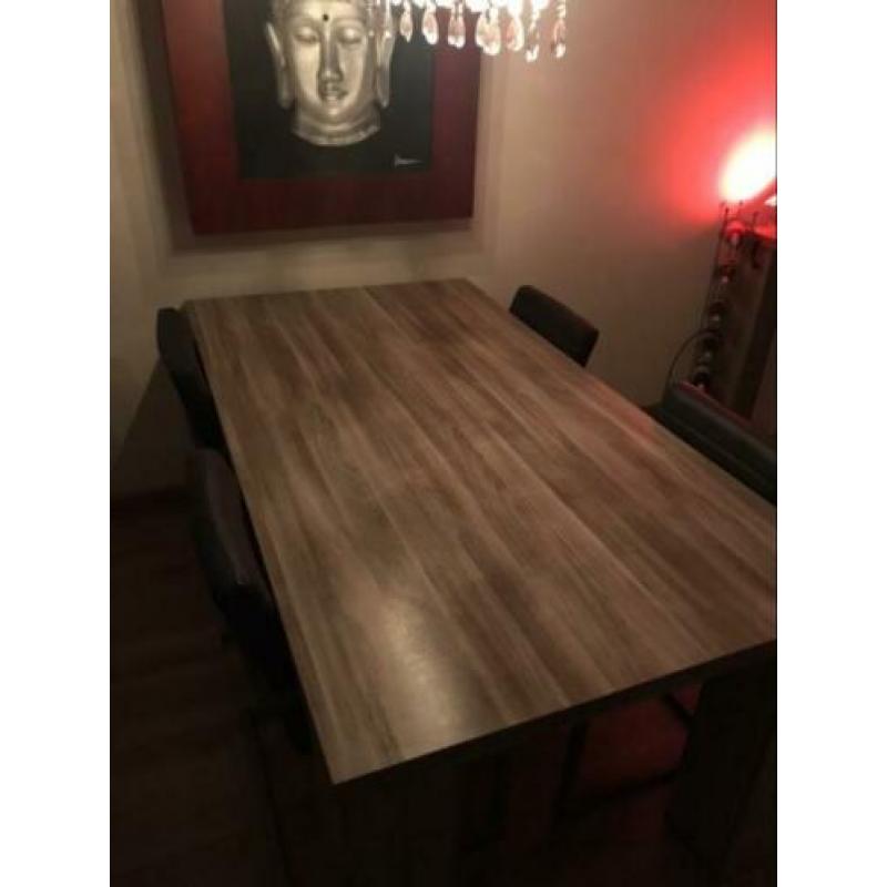 Zeer duurzame, robuuste eettafel