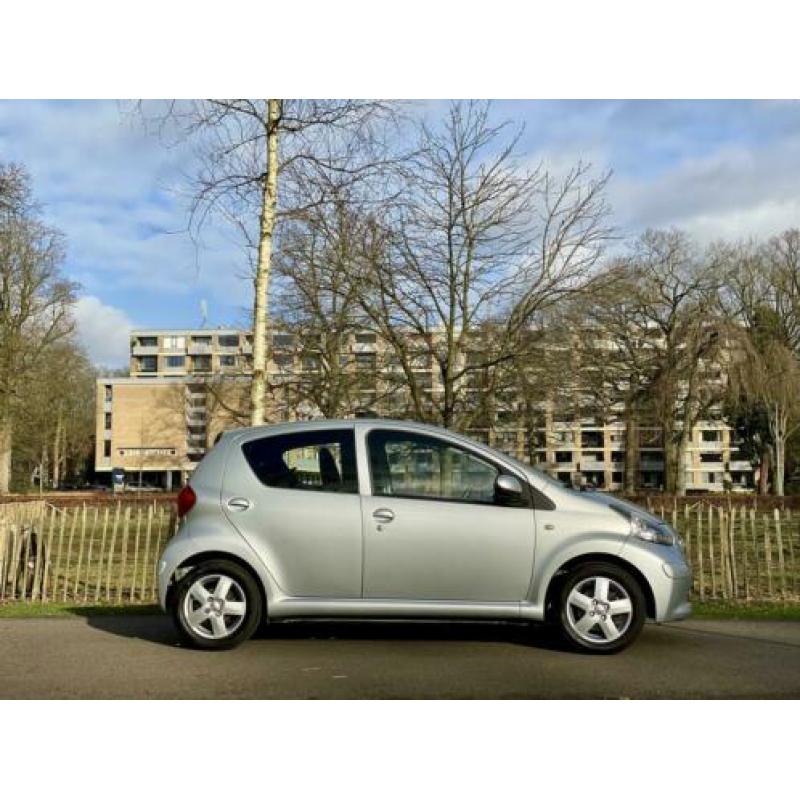 Toyota Aygo 1.0 12V Vvt-i 5DRS 2007 Grijs