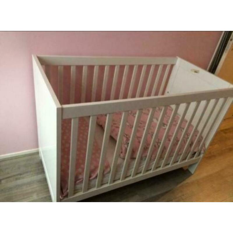 Baby bedje, kledingkast en commode