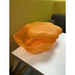 Grote oranje Tupperware chips of saladeschaal