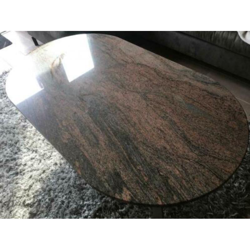 Grote salontafel en bijzet tafel van graniet.