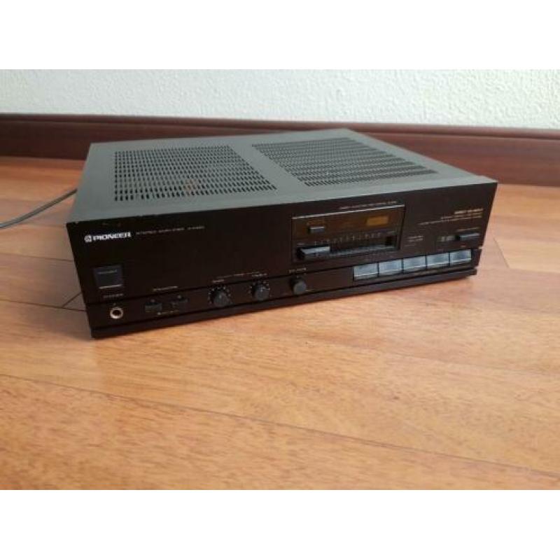 Pioneer A-X330 versterker.