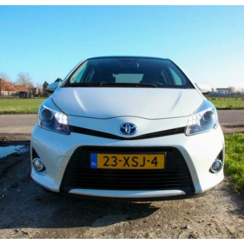 Toyota Yaris 1.5 Full Hybrid CVT 5DR 2012 Wit