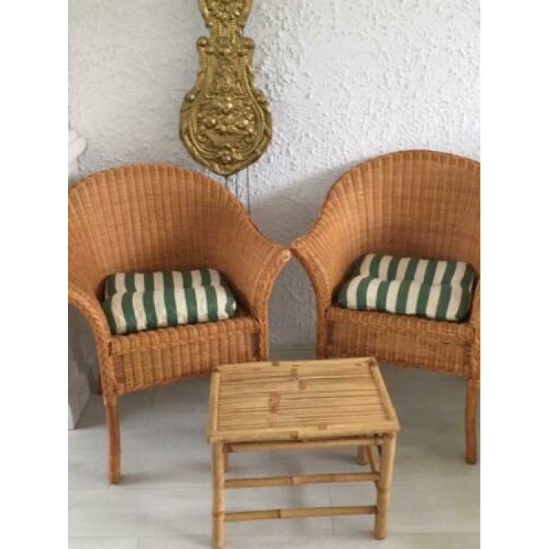 Rotan stelletje, 2 Rotan fauteuils en tafeltje.