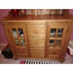 Houten commode met glazen deurtjes en laden en legplanken