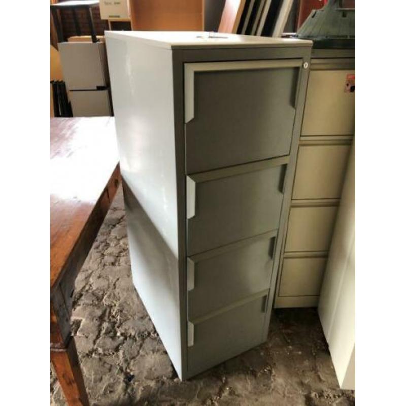 Diverse ladekasten / archiefkasten met 4 lades