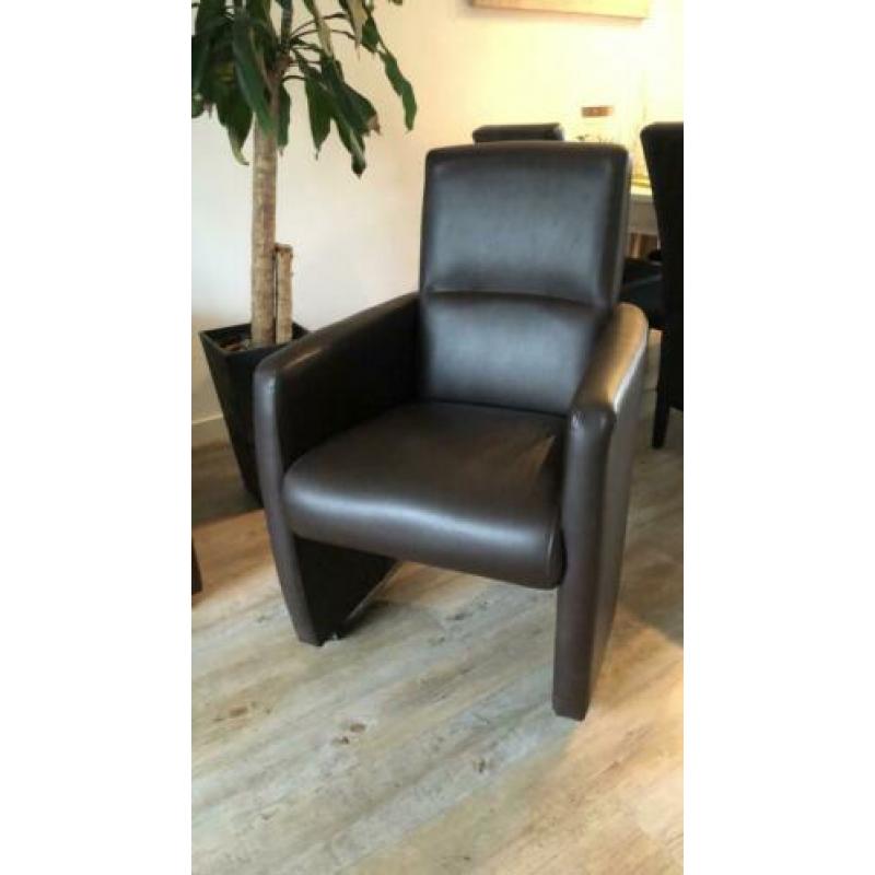 Fauteuil donkerbruin leer(op wielen)