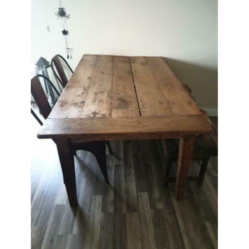 Houten tafel te koop schuine zijkant