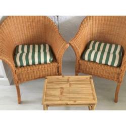 Rotan stelletje, 2 Rotan fauteuils en tafeltje.