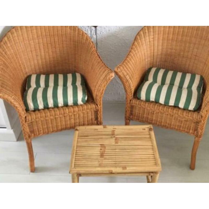 Rotan stelletje, 2 Rotan fauteuils en tafeltje.
