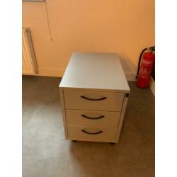Ladeblokken 2x 60cm diep voor onder bureau op wielen