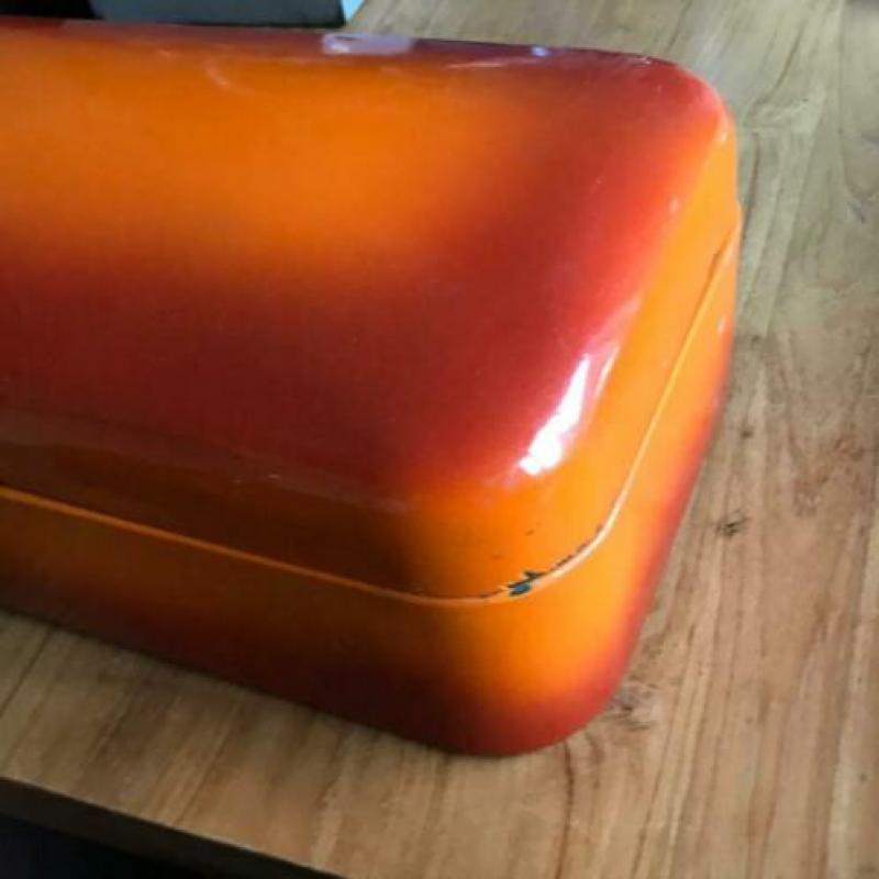 Emaille broodtrommel roodoranje met nette witte binnenkant
