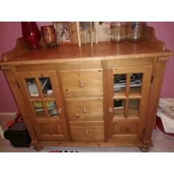 Houten commode met glazen deurtjes en laden en legplanken