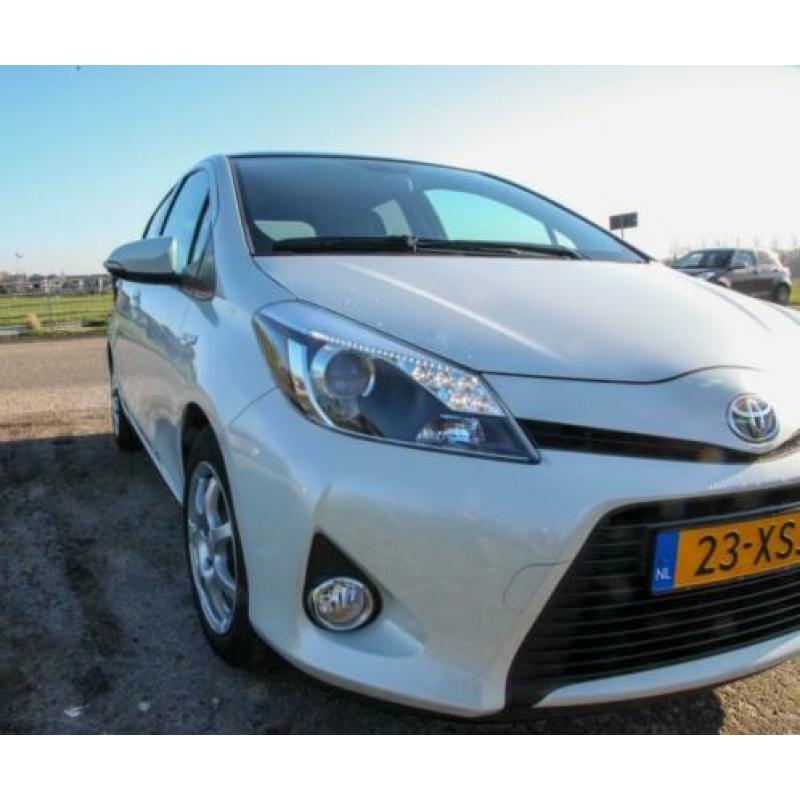 Toyota Yaris 1.5 Full Hybrid CVT 5DR 2012 Wit