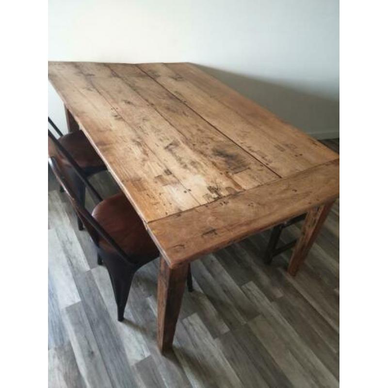 Houten tafel te koop schuine zijkant