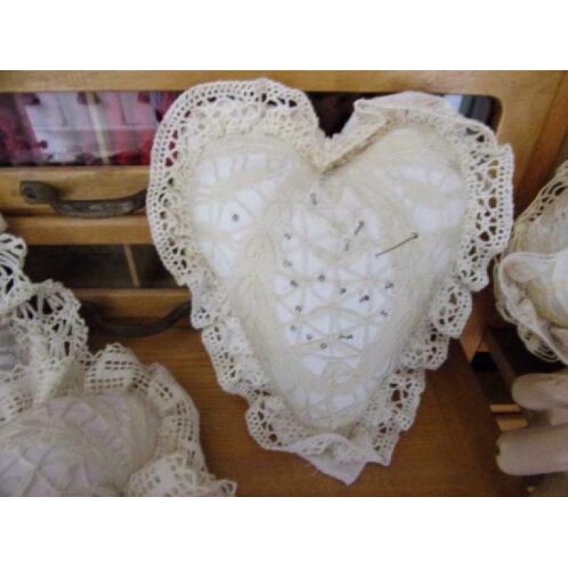 BROCANTE SPELDENKUSSENS,,met OUD kant