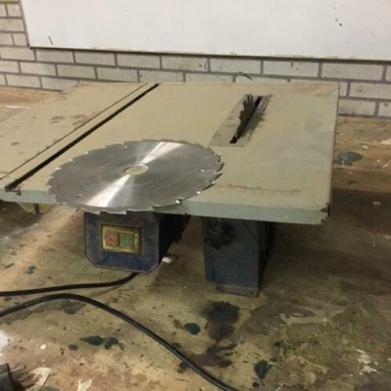 Werkbank incl. cirkelzaag (2) en bankschroef