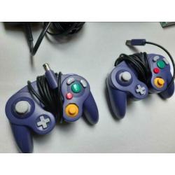 Paarse Gamecube met twee controllers en spellen