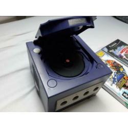 Paarse Gamecube met twee controllers en spellen