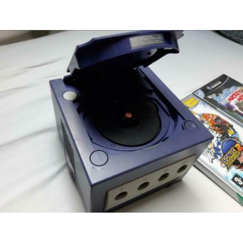 Paarse Gamecube met twee controllers en spellen