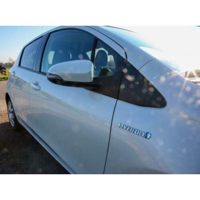 Toyota Yaris 1.5 Full Hybrid CVT 5DR 2012 Wit