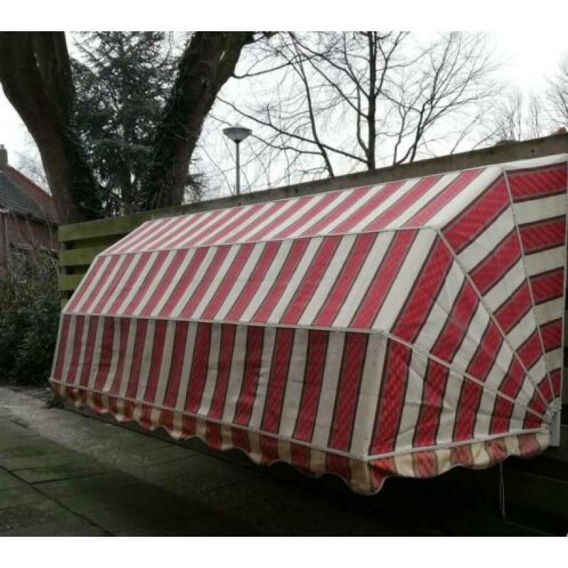 ROOM witte met rode markies