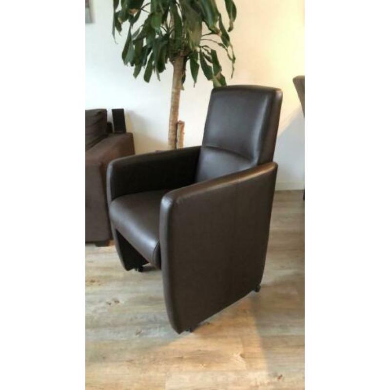 Fauteuil donkerbruin leer(op wielen)