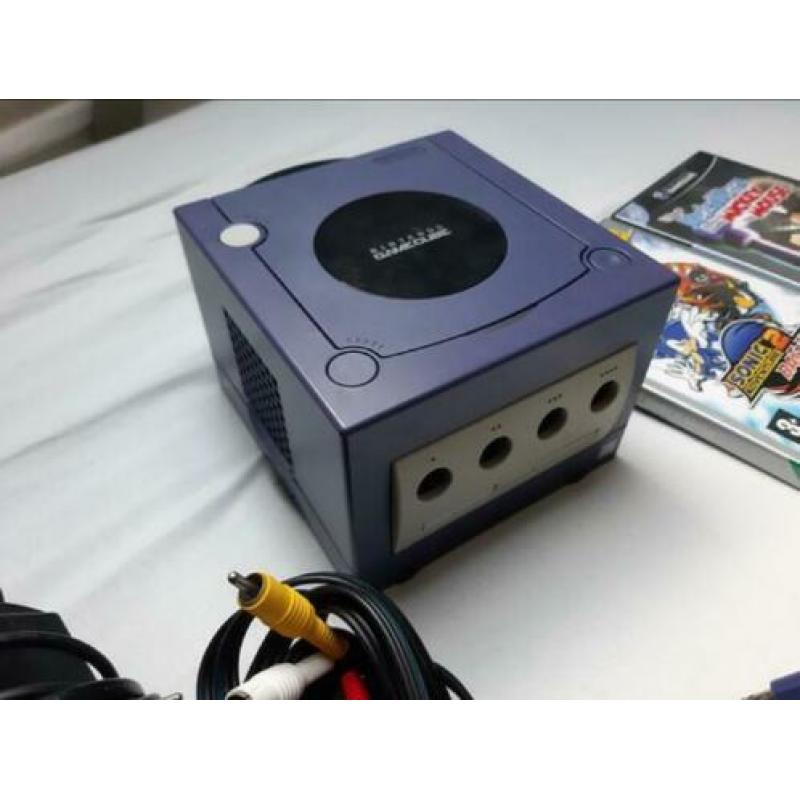 Paarse Gamecube met twee controllers en spellen