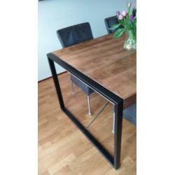 Mooie grote industriële eettafel. Mango hout 220x100 cm