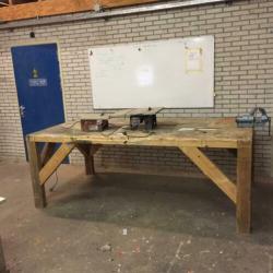 Werkbank incl. cirkelzaag (2) en bankschroef