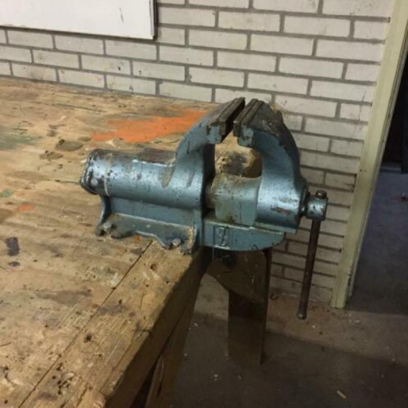 Werkbank incl. cirkelzaag (2) en bankschroef