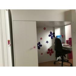 Hoogslaper wit met bureau en kast