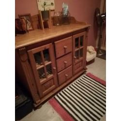 Houten commode met glazen deurtjes en laden en legplanken
