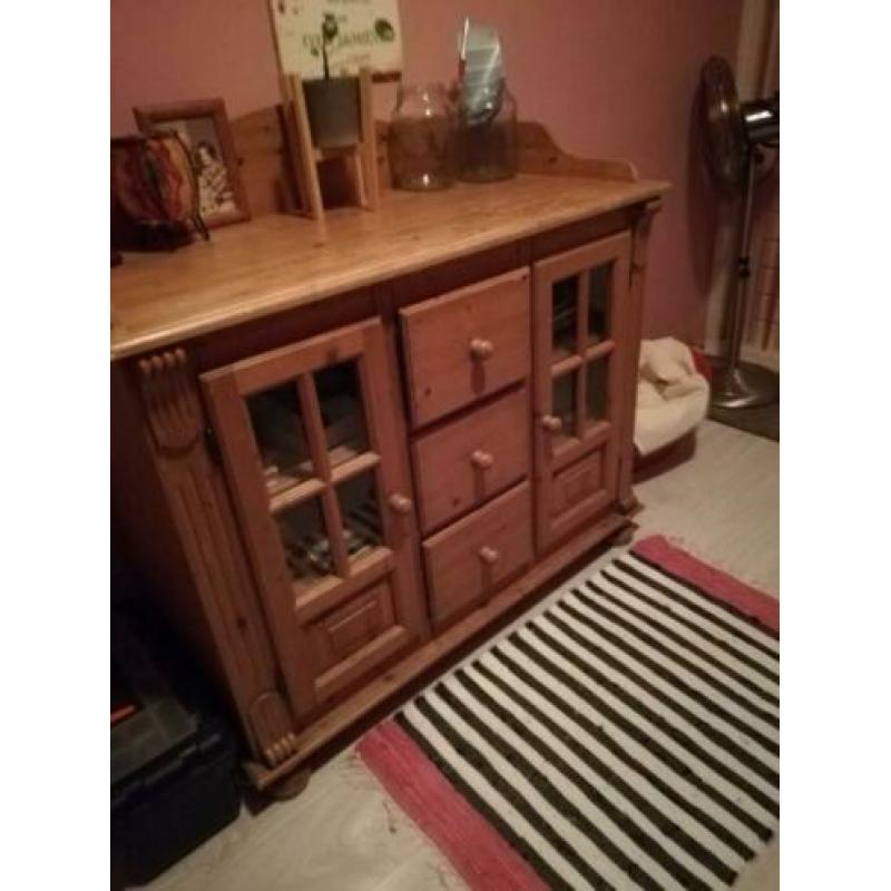 Houten commode met glazen deurtjes en laden en legplanken