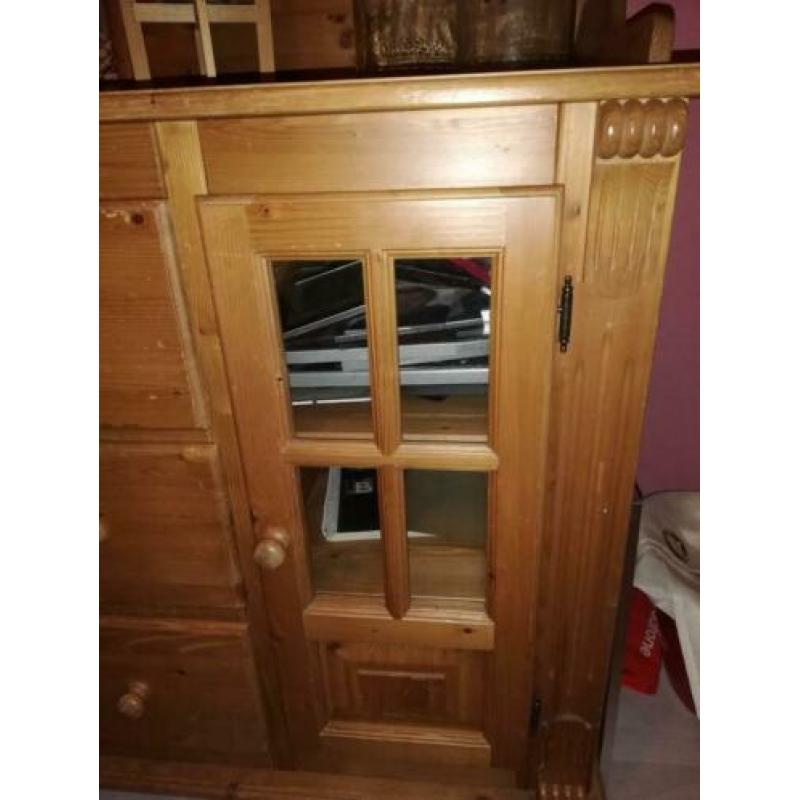 Houten commode met glazen deurtjes en laden en legplanken