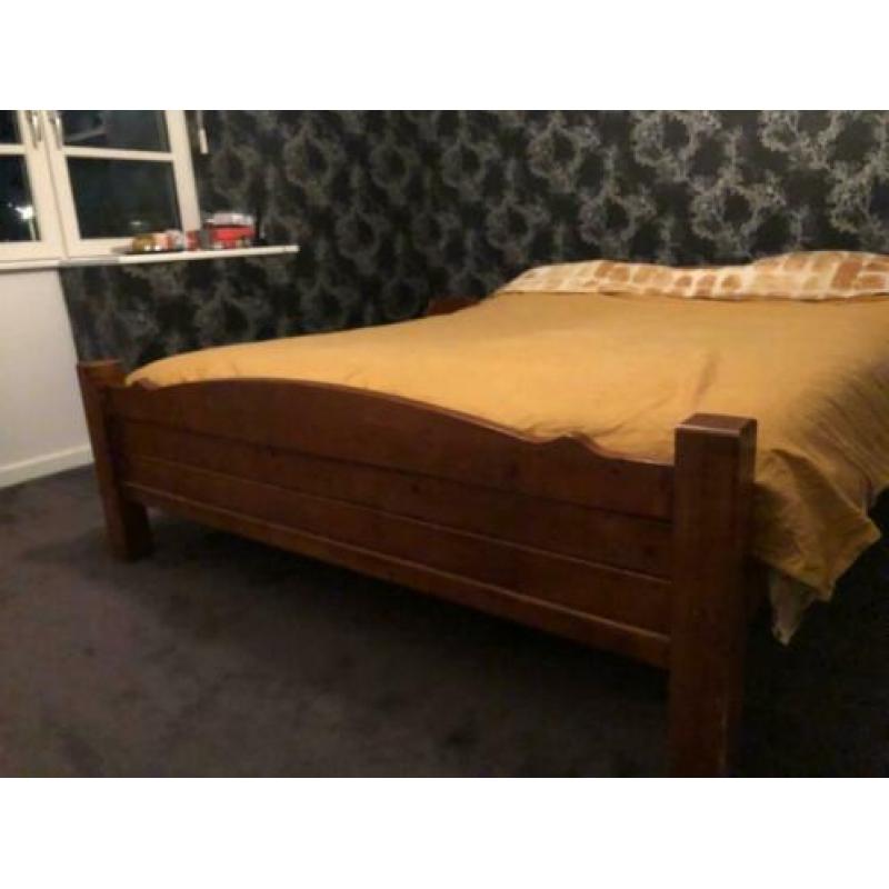 bed, lattenbodem met matras. en ledikant + kastjes - gratis