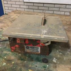 Werkbank incl. cirkelzaag (2) en bankschroef