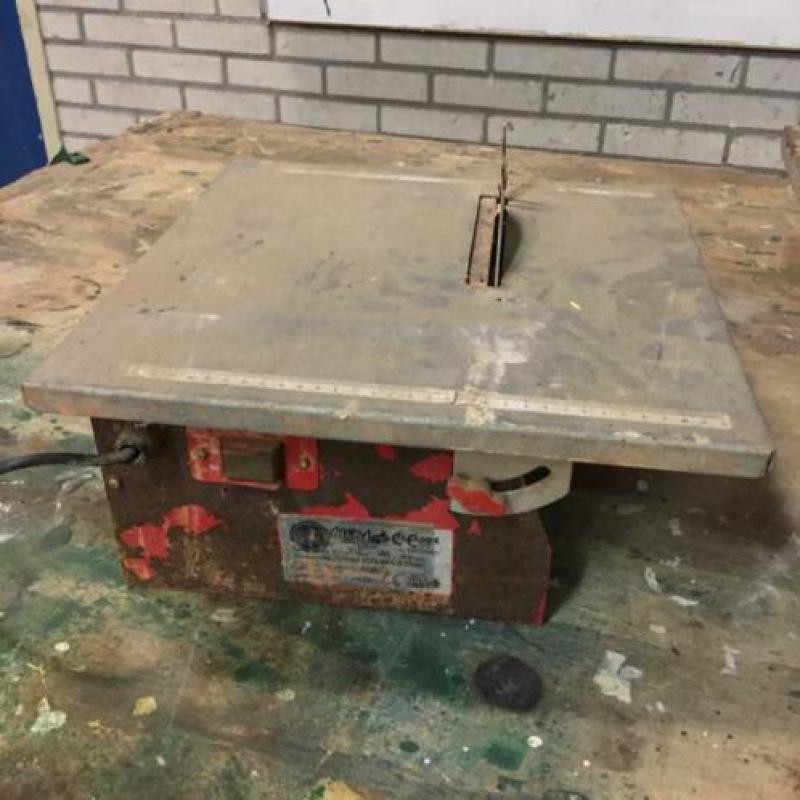 Werkbank incl. cirkelzaag (2) en bankschroef
