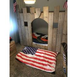 Kasteelbed steigerhout