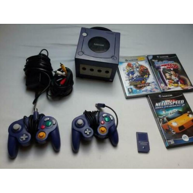 Paarse Gamecube met twee controllers en spellen
