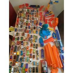 Grote verzameling hotwheels (Auto's racebanen) bieden kan