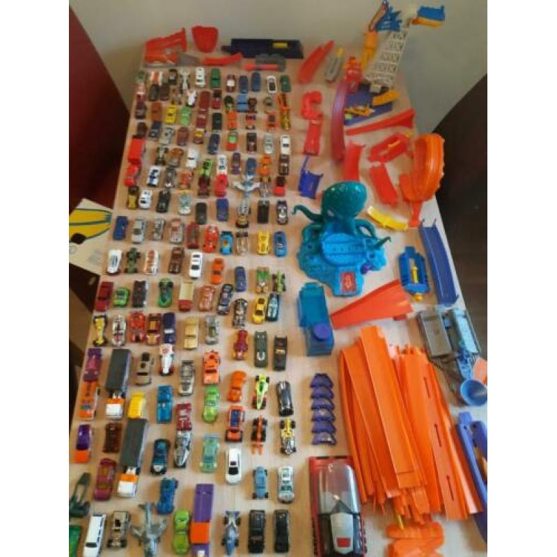Grote verzameling hotwheels (Auto's racebanen) bieden kan